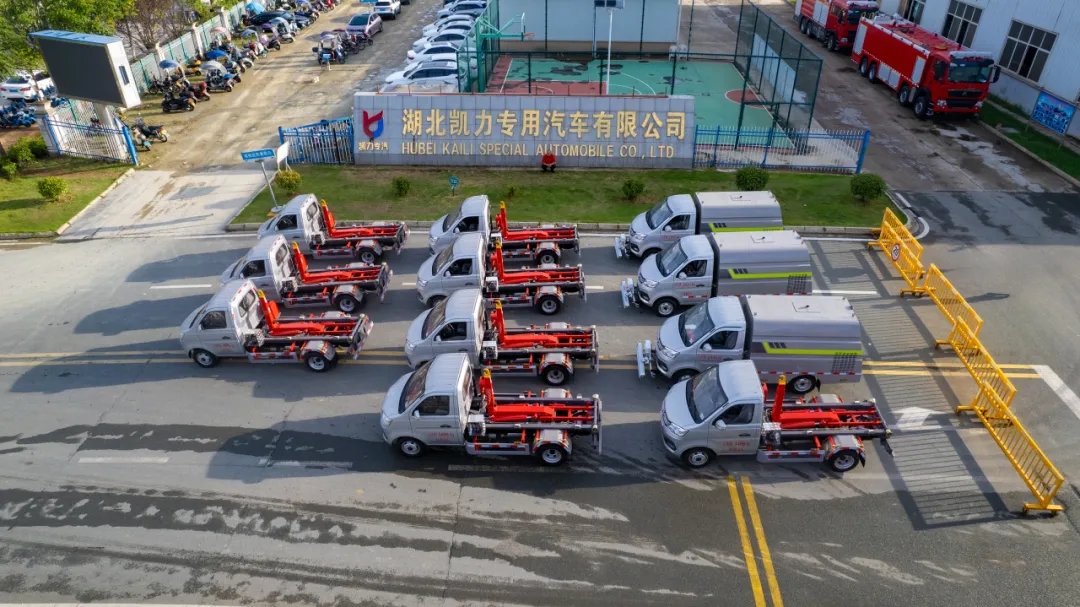 【批量發(fā)車】凱力風(fēng)洗掃車勾臂式垃圾車批量發(fā)車！